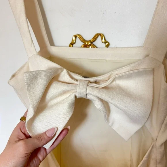 PrettyLittleThing CREAM TWILL CUT OUT BOW SHIFT DRESS - Picture 10 of 11